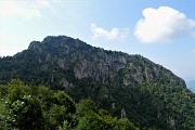 56 Vista sul versante nord roccioso-boscoso del Monte Suchello